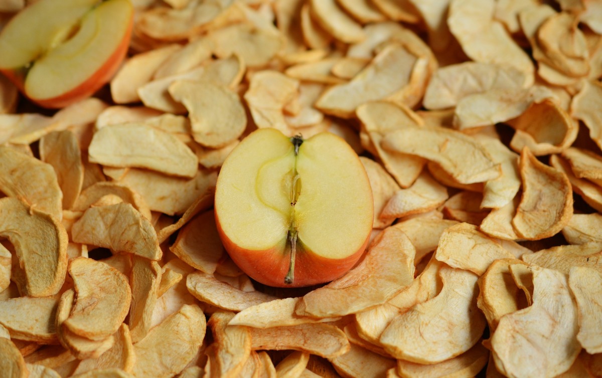 Чтобы дольки сушеных яблок остались светлыми, перед сушкой нарезанные яблоки нужно положить на 2-3 мин в подсоленную воду