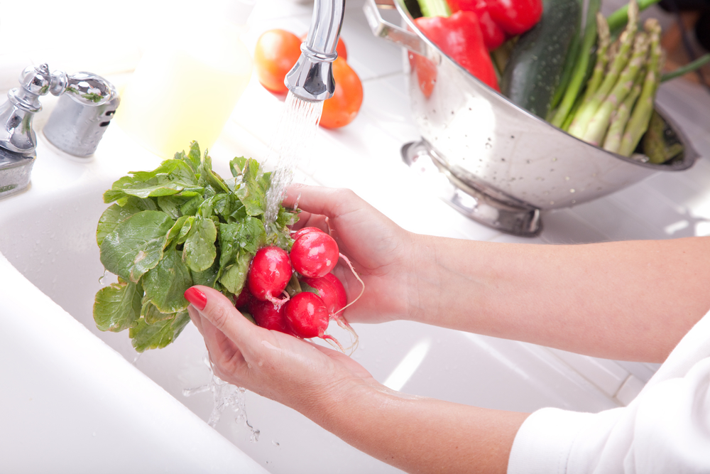 Мыть овощи нужно только чистой водой, желательно — проточной