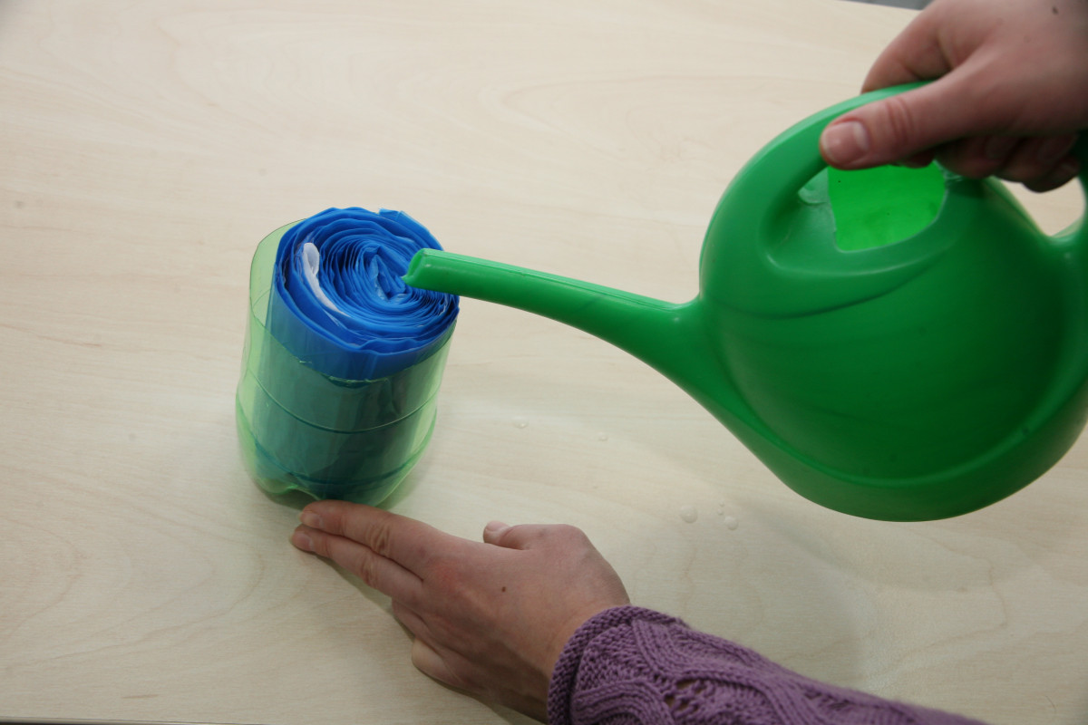 Рулон ставлять в склянку або одрізану пластикову пляшку час від часу зволожують папір