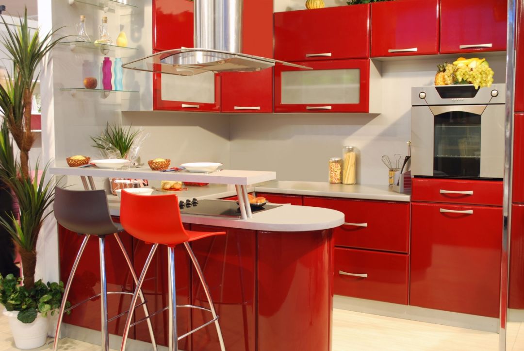 Красные ламинированные фасады кухонной мебели — смелое решение в современных интерьерах