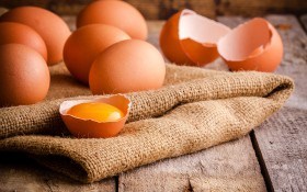 Есть или не есть: можно ли употреблять сырые куриные яйца?