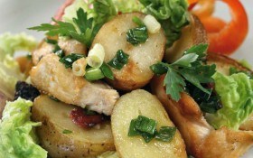 Горячий картофельный салат с курицей
