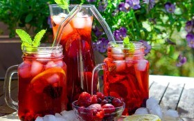 Липневі солодощі: рецепти освіжаючих напоїв з ягід та фруктів 