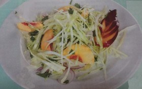 Салат из капусты и нектарина