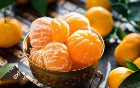 Цитрусові фантазії: рецепти салатів з мандаринами до святкового столу 