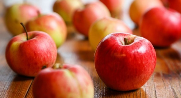 Щоб згадати про літо: рецепти м'ясних та солодких страв з яблуками 