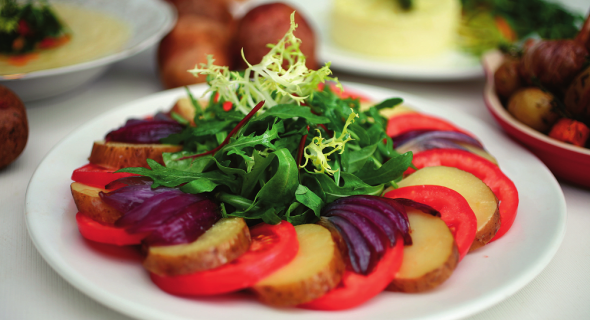 Картопляний салат з помідорами та руколою 