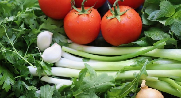 Весняне меню нам на користь: готуємо обід з молодої зелені та перших овочів 