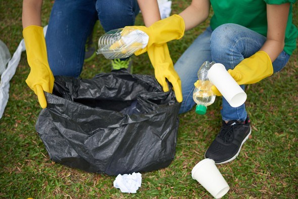 Опасные отходы: как избавиться от бытового мусора на даче?