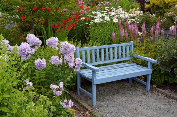 Садовая скамейка — незаменимый предмет на вашей даче