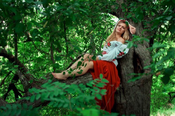 Украинская девушка сидит на дереве 