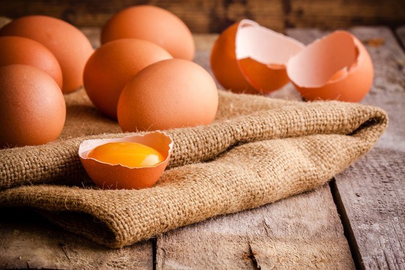 Есть или не есть: можно ли употреблять сырые куриные яйца?