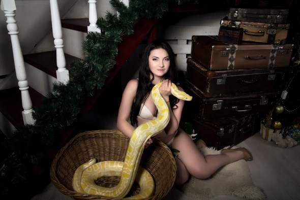 Змія в квартирі з дівчиною