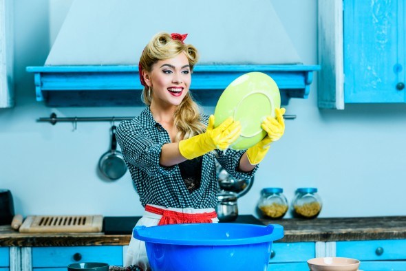 Женщина моет посуду в тазике