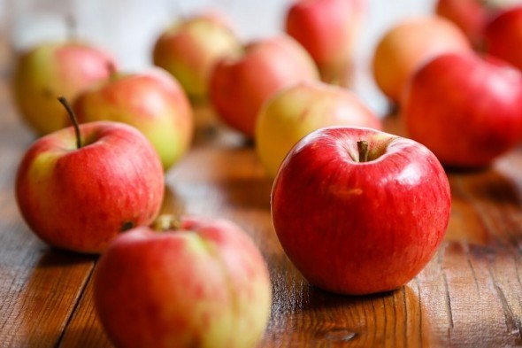 Щоб згадати про літо: рецепти м&#039;ясних та солодких страв з яблуками 