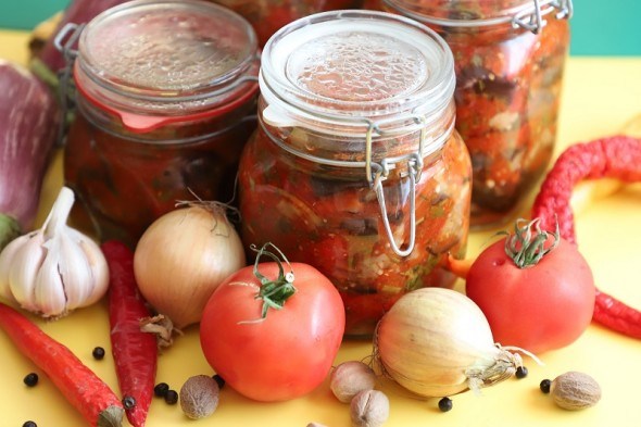 Огірки і помідори до запитання: перевірені рецепти для консервації  