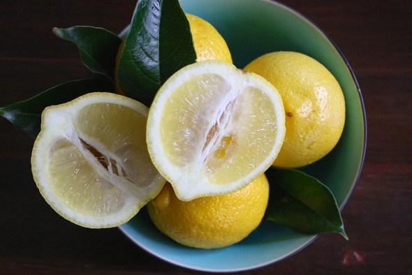 Лимоны на столе