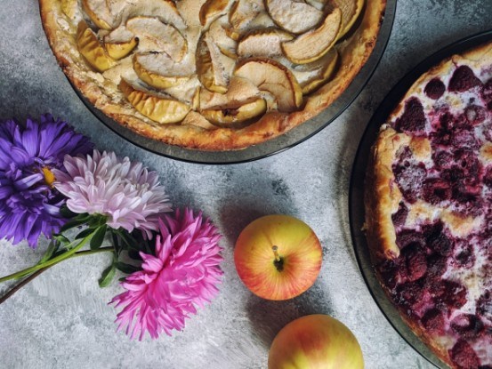 Десерти осені: печемо пироги з виноградом, сливами, грушами та яблуками  