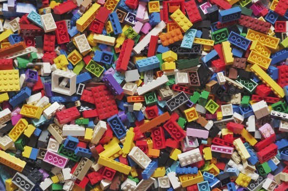 Кросівок з пластикових блоків і настінна карта світу: чим ще компанія LEGO здивувала в цьому році
