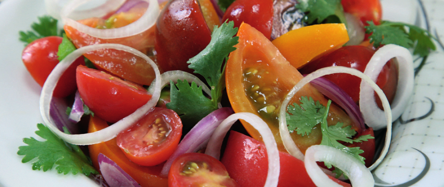 Салат з різноколірних помідорів під пікантним соусом 