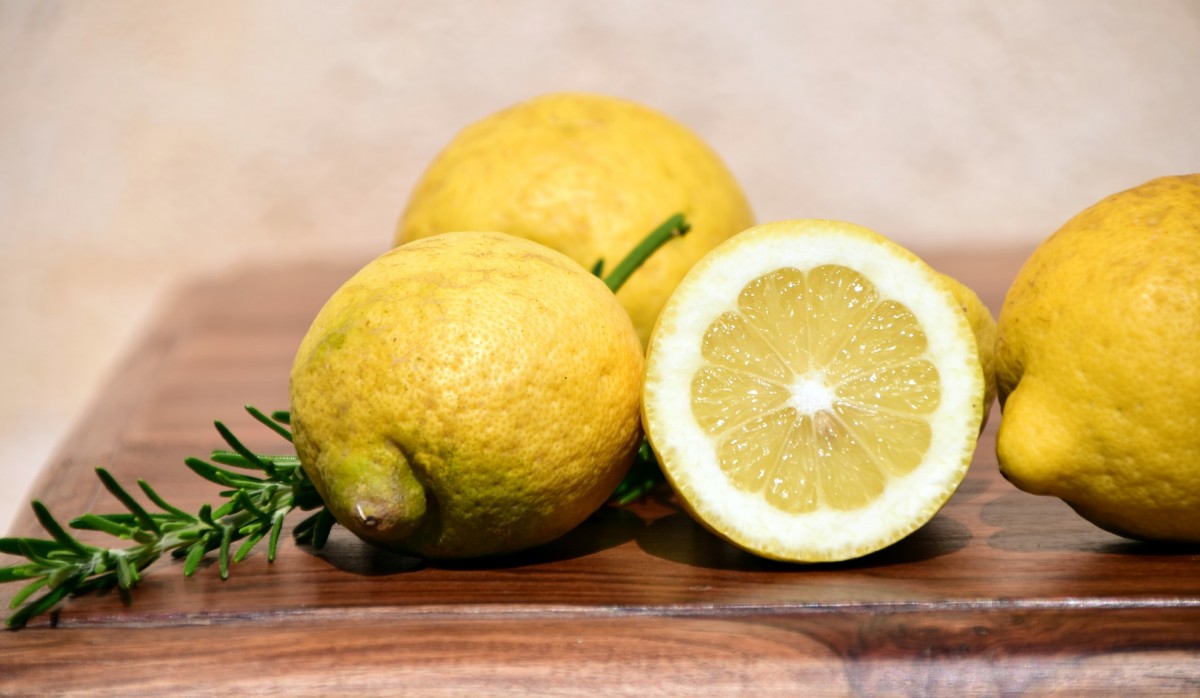 Больше всего в лимоне витамина С, который незаменим для правильного обмена веществ в организме и участвует в питании тканей