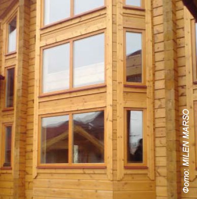 Окна из древесины чаще выбирают владельцы деревянных домов